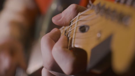 Primer-Plano-De-Un-Músico-Masculino-Irreconocible-Tocando-La-Guitarra-1