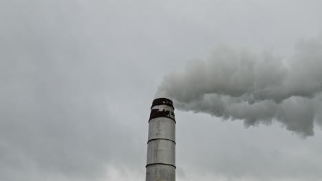 Drohne-Aus-Nächster-Nähe,-Um-Rauch-Aus-Dem-Schornstein-In-Den-Bewölkten-Himmel-Aufsteigen-Zu-Lassen