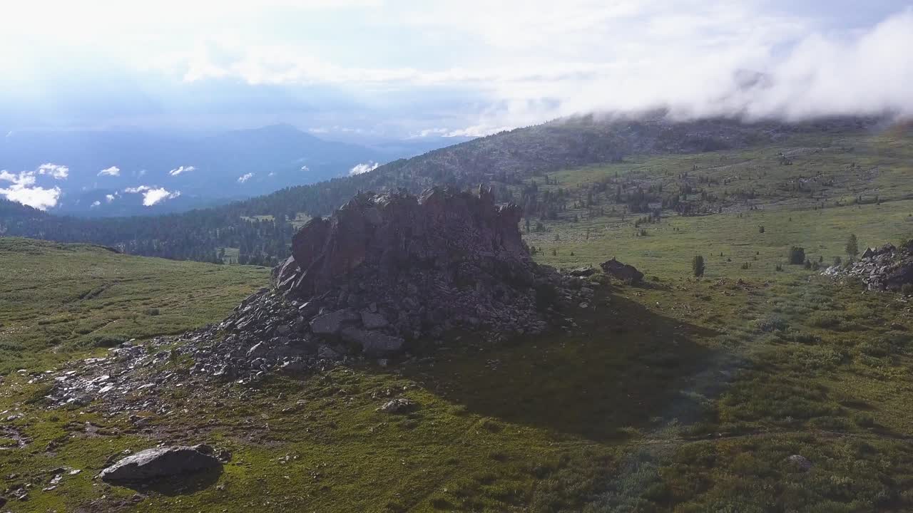 바위 형성으로 산악 풍경