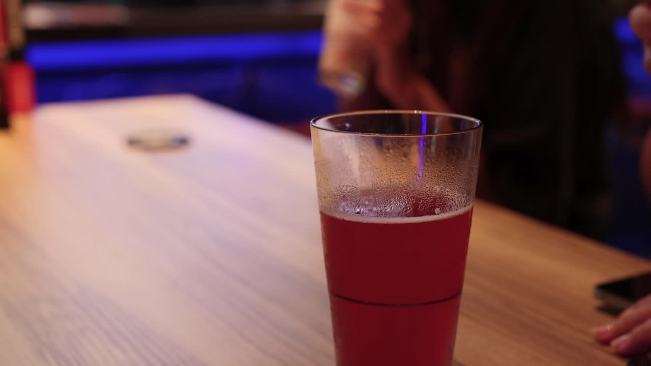 Amici che brindano a un tavolo di un bar