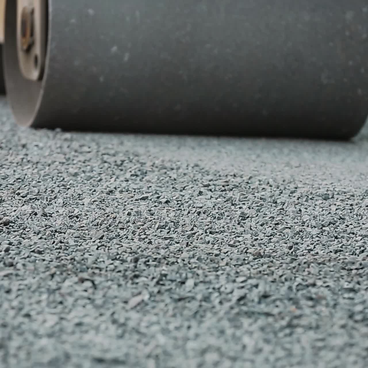 carretera de rodillos que trabaja en una grava