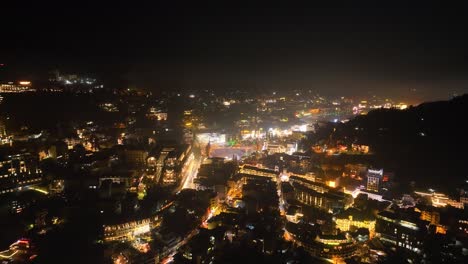 Calles-De-La-Icónica-Ciudad-De-Sapa-Iluminadas-Por-El-Cálido-Resplandor-De-Las-Luces-Amarillas