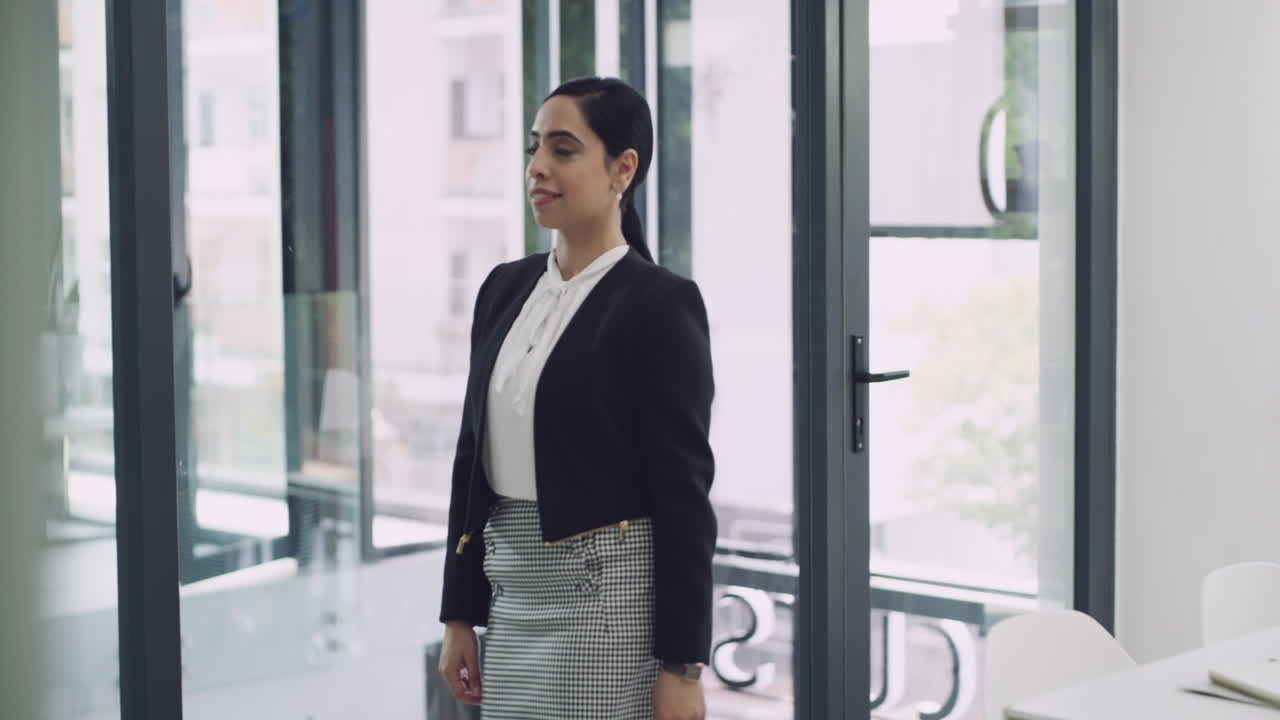 현대적인 사무실에서 자신감 있는 사업가