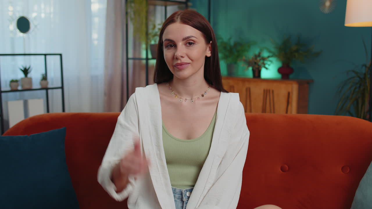 la mujer aprueba su sugerencia, sacudiendo la cabeza con aprobación, satisfecha con el buen trabajo, como propuesta