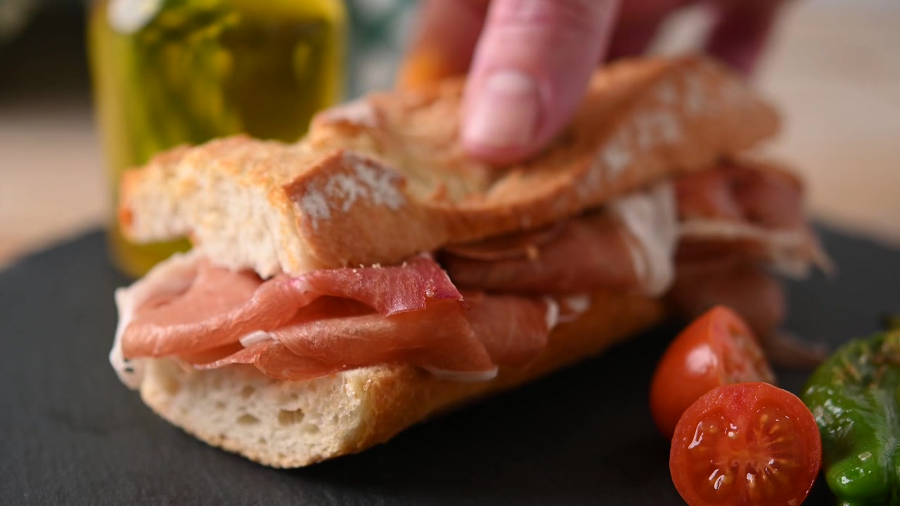 Panino con prosciutto serrano spagnolo su tavolo di legno. Bocadillo de jamón serrano spagnolo