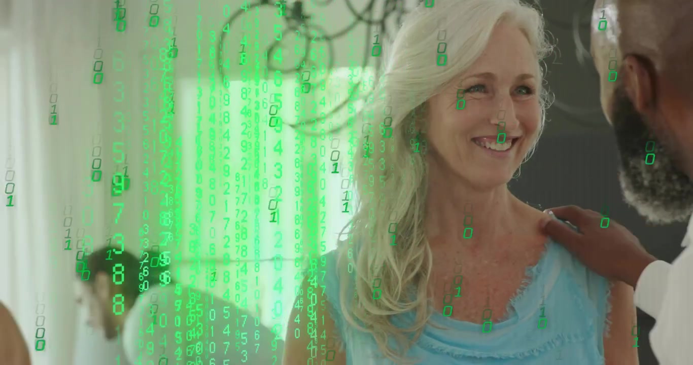 Donna anziana e uomo maturo che conversano a una demo tecnologica, innescando una sovrapposizione di codice verde su una coppia che balla.