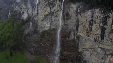 Cascada-De-Staubbach-En-Lauterbrunnen,-Suiza---Vista-Aérea-De-Drones-De-Las-Cataratas