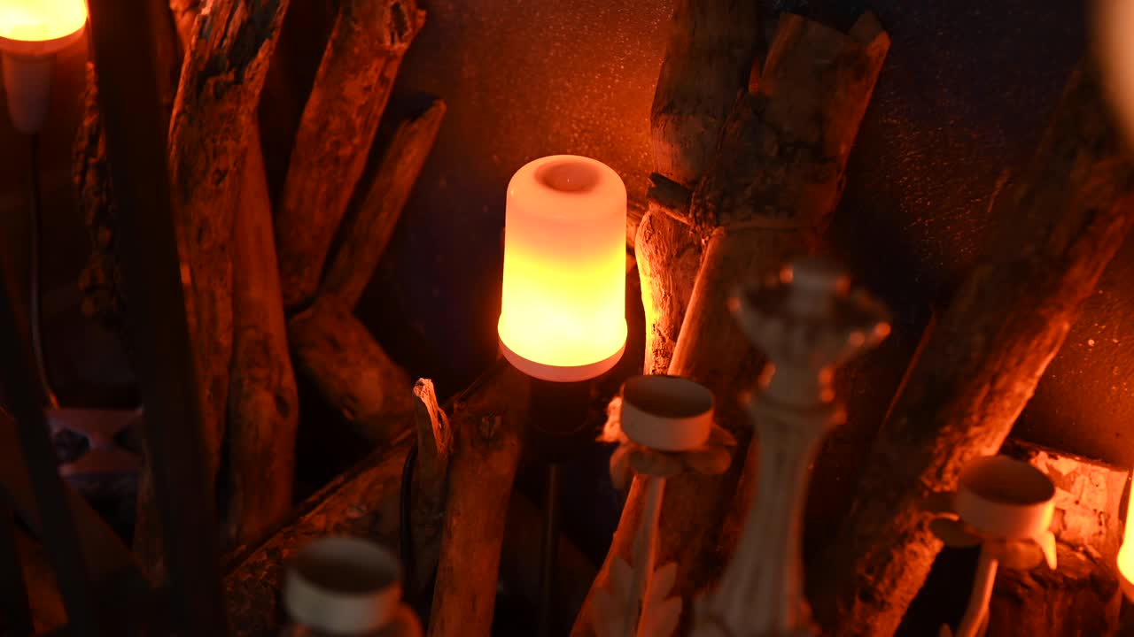 en un sótano oscuro con luces de video de temática de terror.