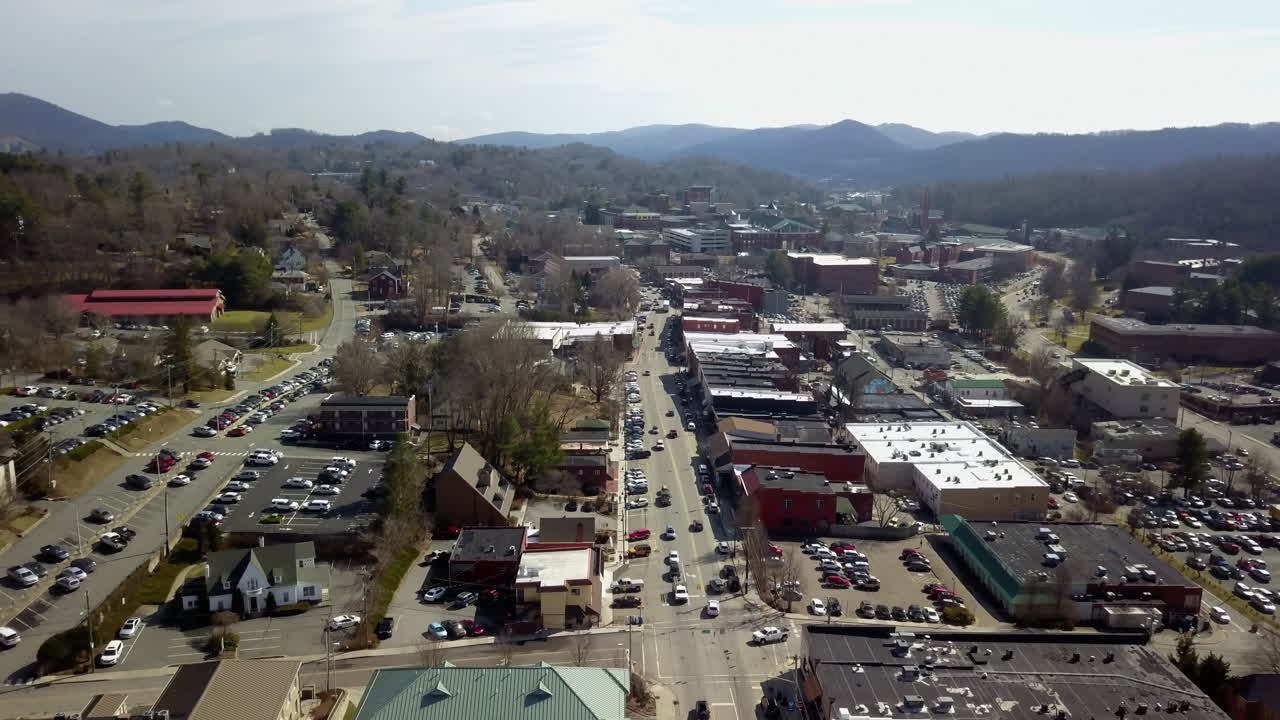 toma amplia aérea mirando hacia abajo en king street en boone, carolina del norte