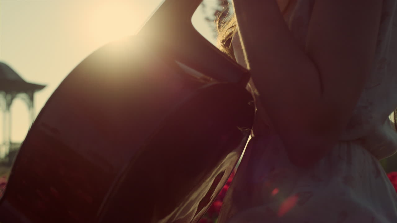 야외의  ⁇ 로에 태양의 반사. 공원에서  ⁇ 로를 연주하는 알려지지 않은 소녀.