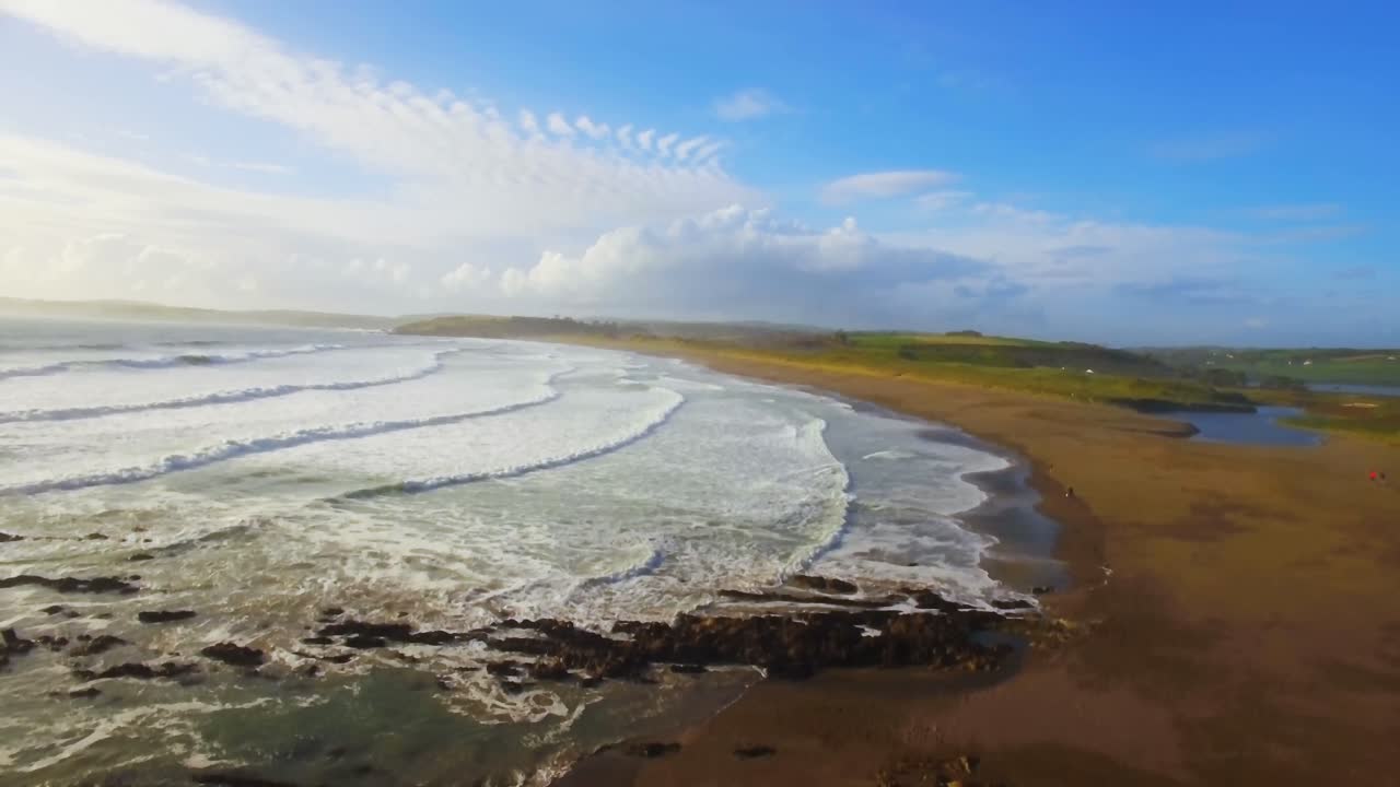 hermosa vista de la playa de west cork 4k