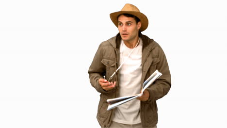 hombre con un mapa y una brújula orientándose en una pantalla blanca