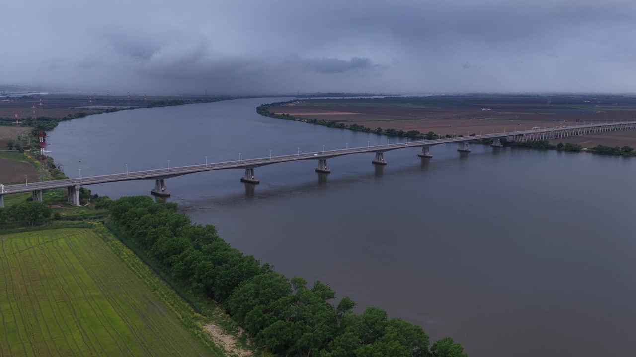 Ripresa con drone di un ponte sul fiume Tago vicino alla città di Lisbona, con veicoli in transito.