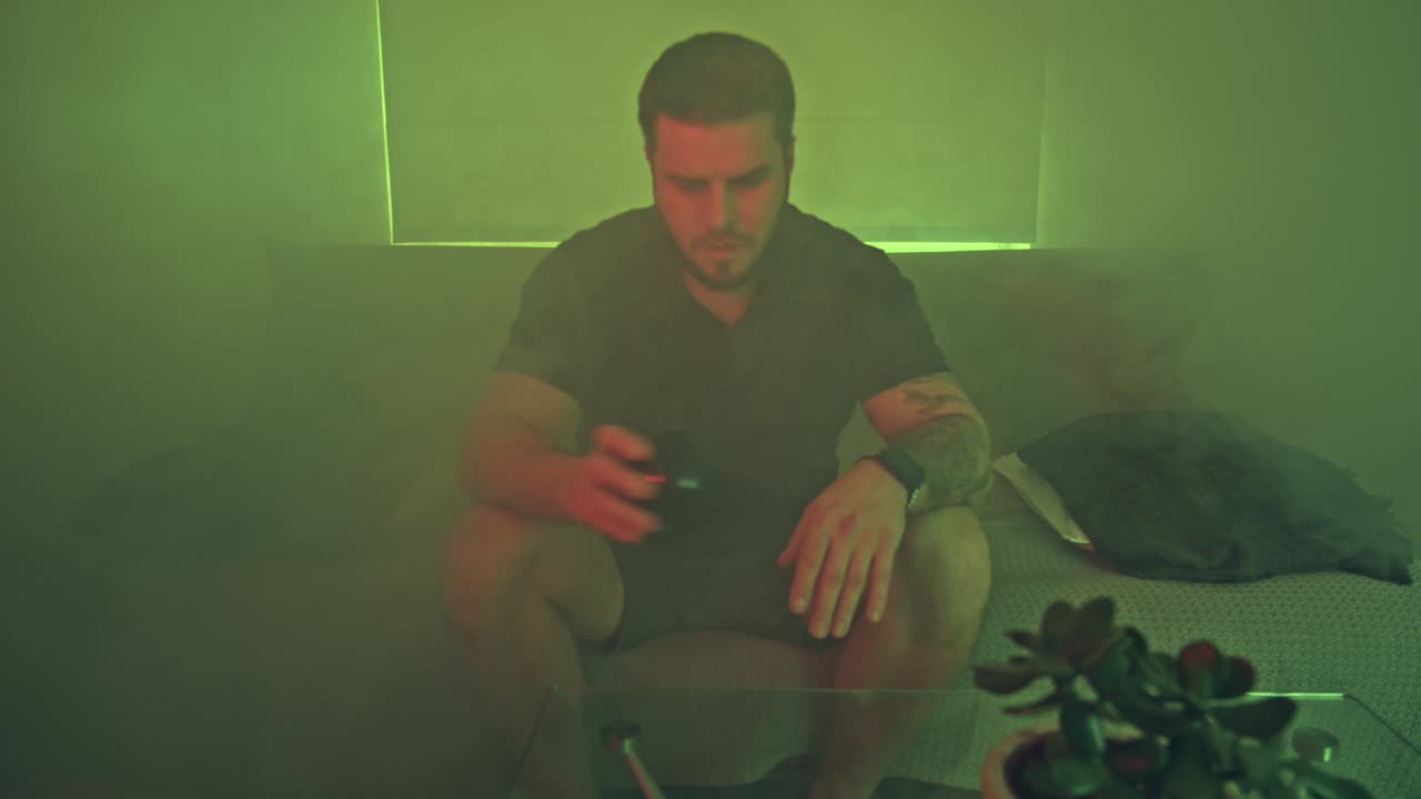 hombre barbudo sacudiendo la pelota mágica 8