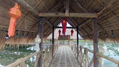 Caminando-En-La-Choza-De-Agua