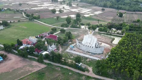 Vista-Aérea-De-Una-Iglesia-En-Construcción-Con-Diseño-Artístico-En-Khon-Kaen,-Tailandia