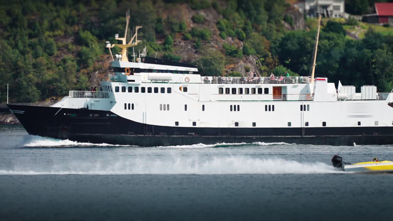 un ferry de pasajeros cruzando el fiordo de lysefjord
