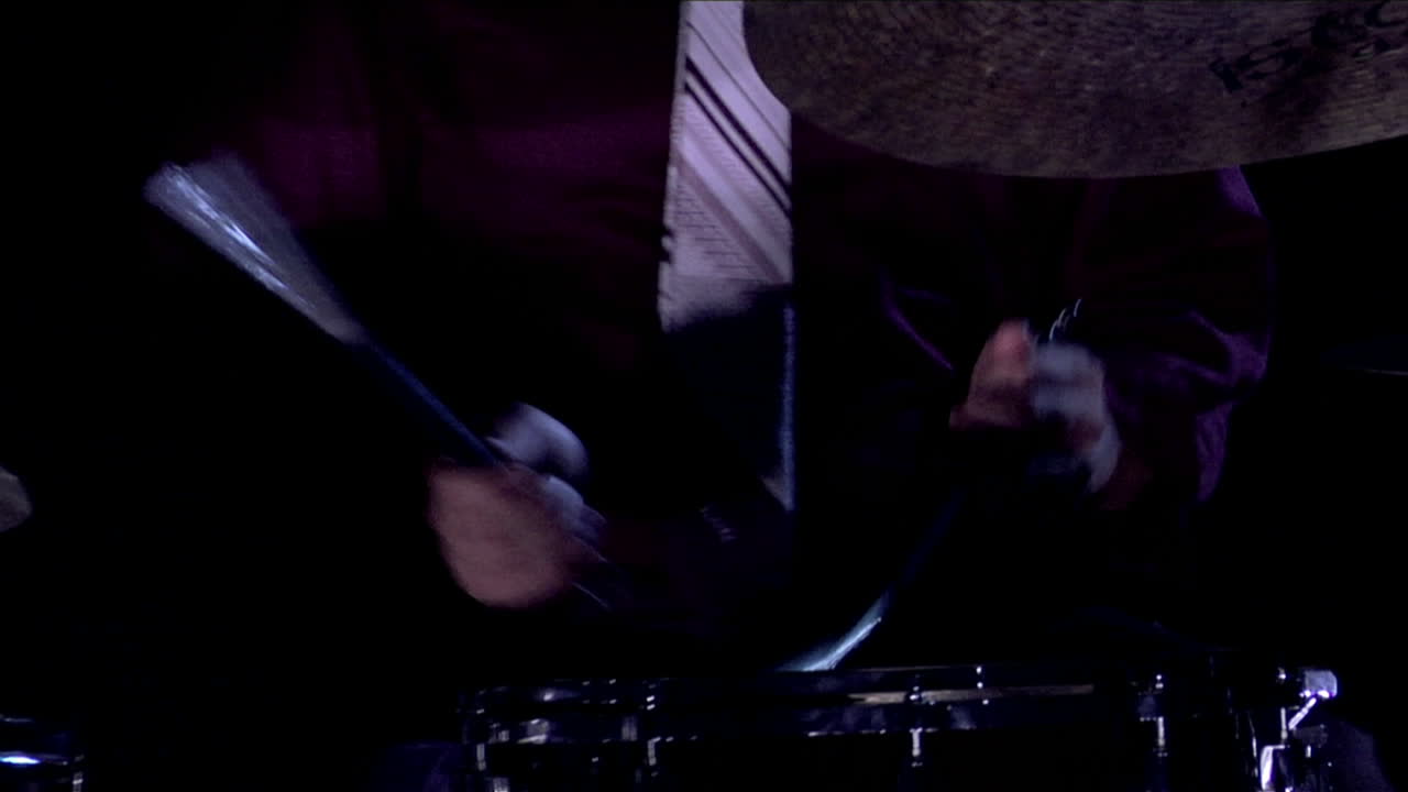 una batería se sienta en un escenario oscuro 1