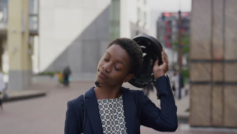 retrato hermosa mujer de negocios negra se quita el casco confiada viajera negra que disfruta del estilo de vida de viaje urbano en la ciudad en cámara lenta