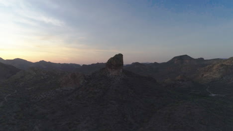 Aéreo---Zoom-De-Drones-En-La-Montaña-Del-Desierto