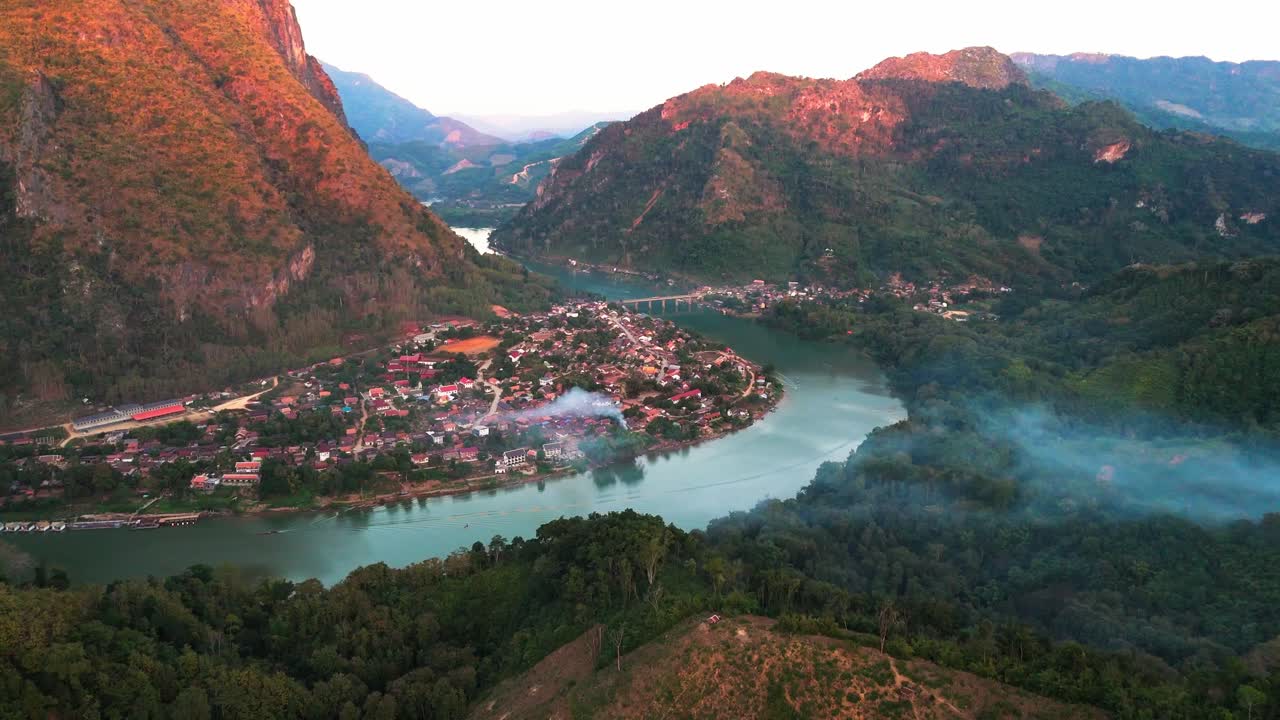 воздушный пейзаж на реке лаос нам у, деревня нонг-хиау, естественная среда, туристическое направление лаоса