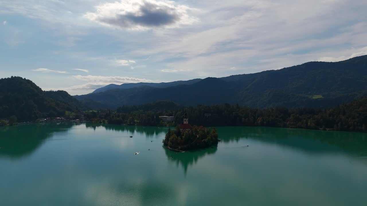 Chiesa dell'Assunzione di Maria sull'isola del lago di Bled in Slovenia - ripresa aerea