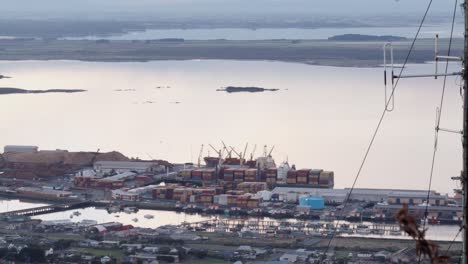 un puerto industrial de nueva zelanda durante la puesta de sol