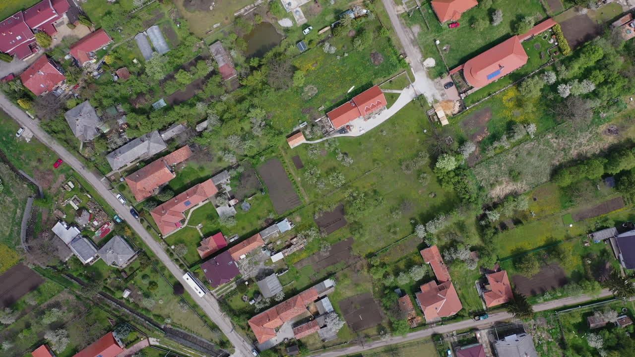 volando sobre el área de la ciudad en la mañana