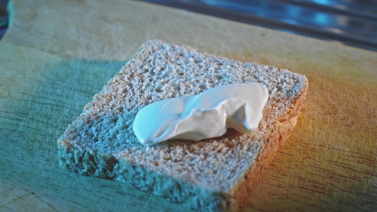 통곡물 토스트에 저지방 치즈 바르기