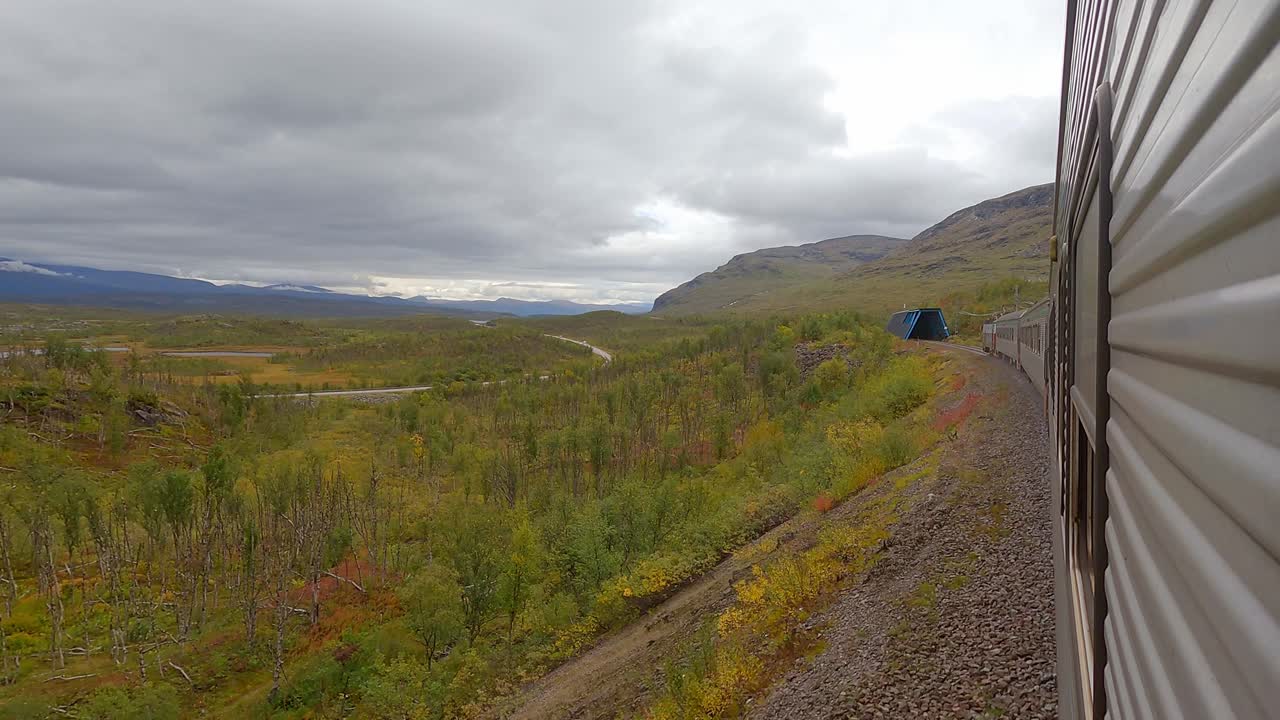 cámara a bordo de un tren que muestra el movimiento del tren fuera de la ventana