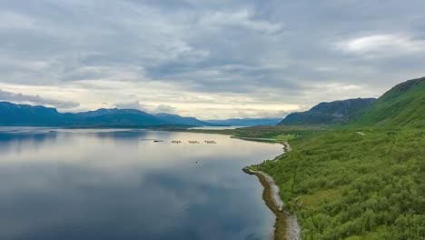 Imágenes-Aéreas-De-Una-Granja-De-Pesca-De-Salmón-En-Noruega