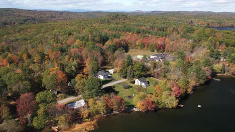 Vista-Aérea-De-Drones,-Pintoresca-Orilla-Del-Lago-Y-Casas-En-Un-Bosque-Colorido-En-Un-Día-Soleado-De-Otoño,-Maine,-Ee.uu.