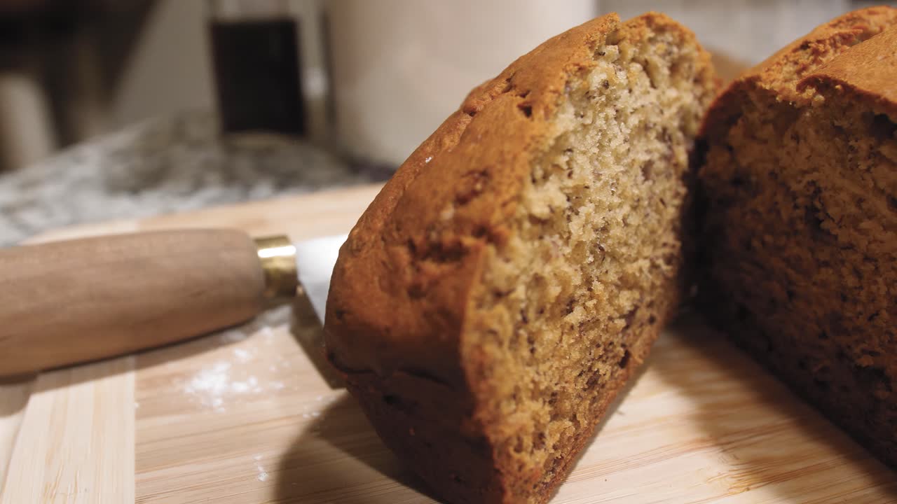 왼쪽에서 오른쪽 슬라이드로 얇게 썬 홈메이드 바나나 빵 한 덩어리를 닫습니다.