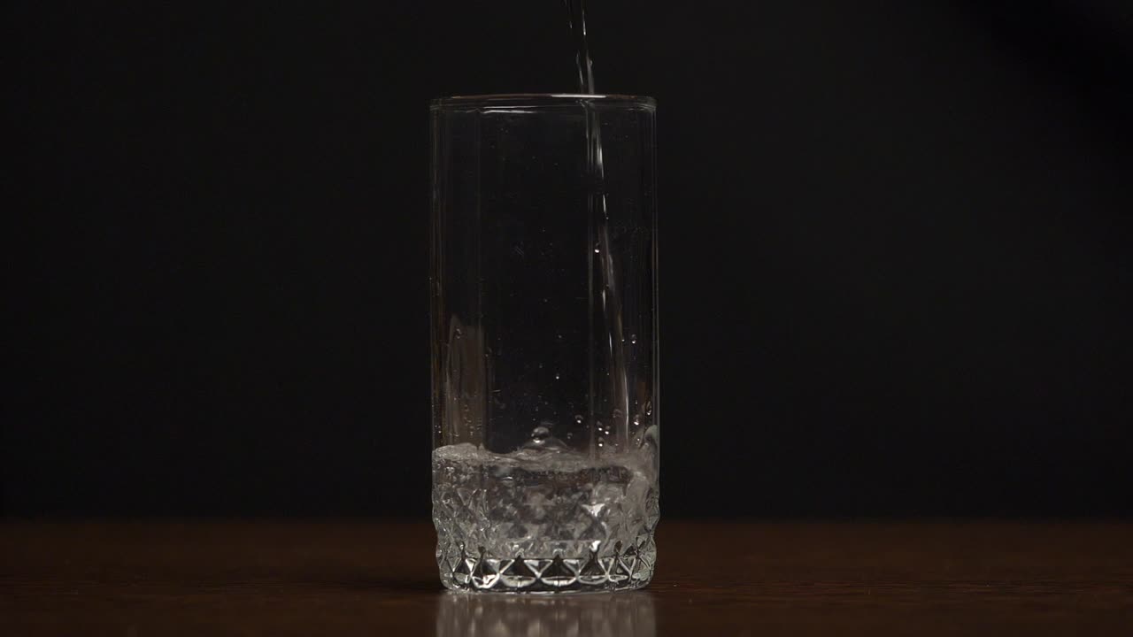 Hælder vand i et glas