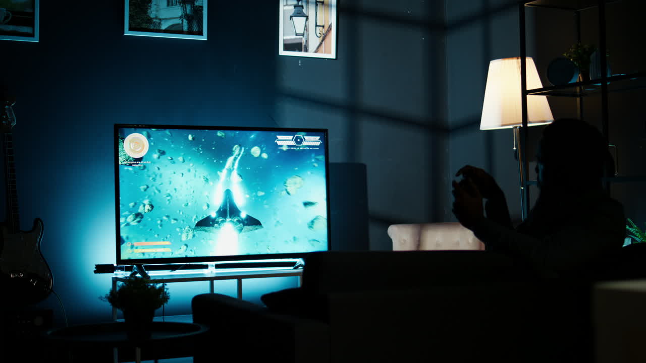 스마트 tv에서 온라인 게임 토너먼트를 하는 운이 좋은 사람