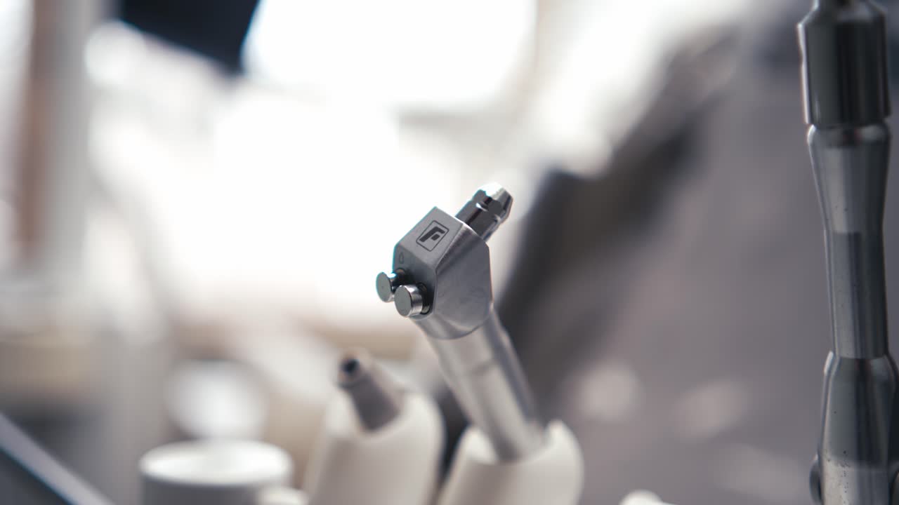 una herramienta dental que enjuaga la boca de un paciente con agua durante una limpieza de dientes