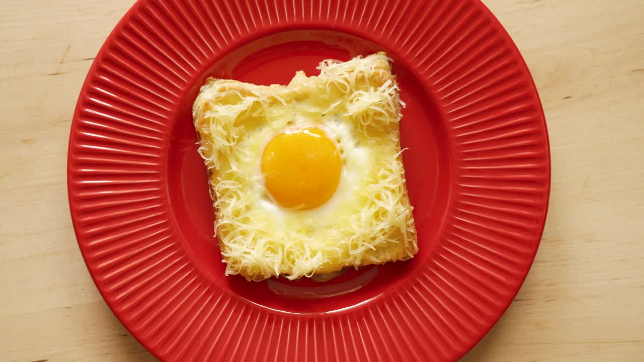 나무 주방 테이블 에 긴 달 과 치즈 를 넣은 토스트 의 면