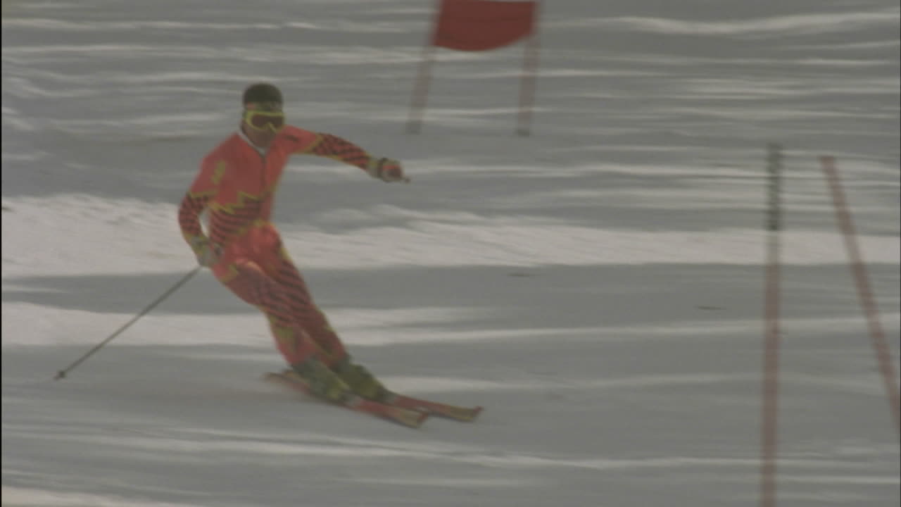 горнолыжник, проходящий трассу скоростного спуска 18