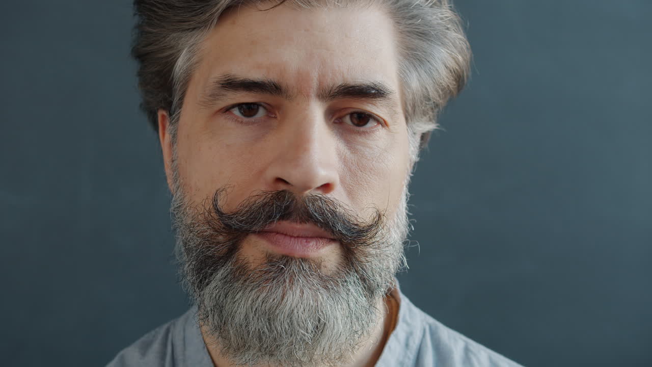 수염 과 수염 을 가진 남자 의 초상화