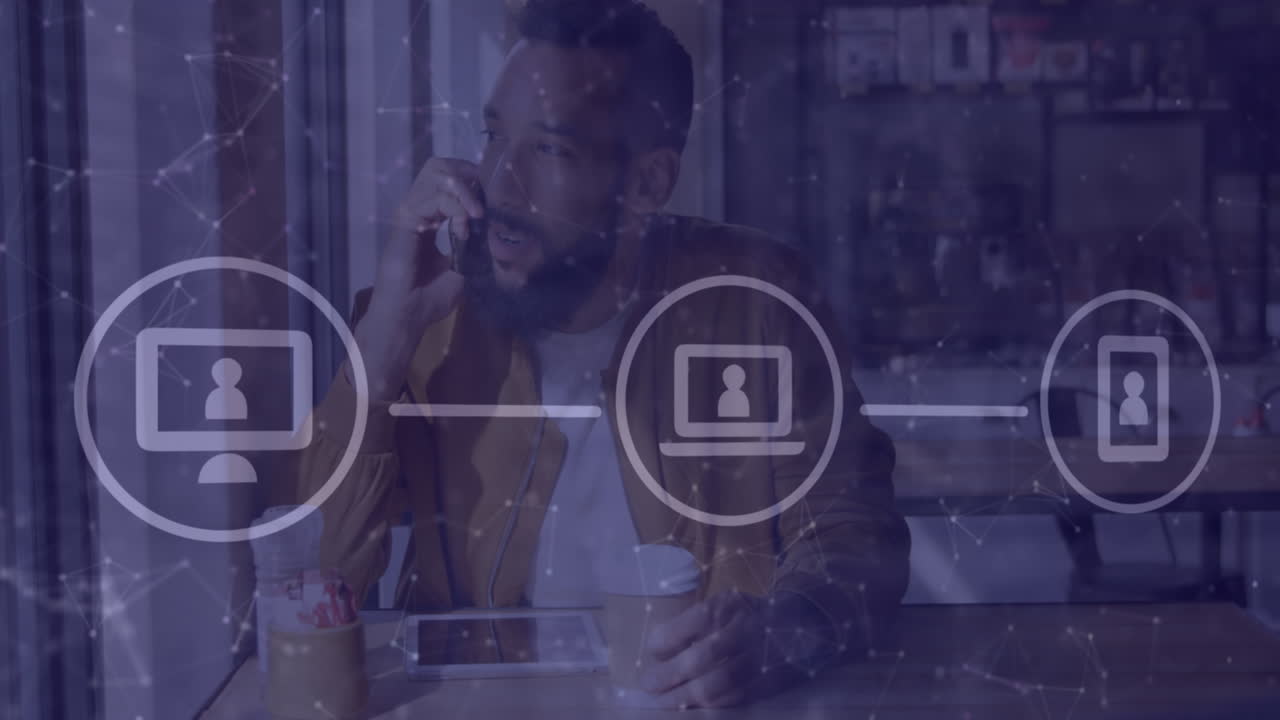 animación de una red de iconos digitales sobre un hombre afroamericano hablando en un teléfono inteligente en un café.