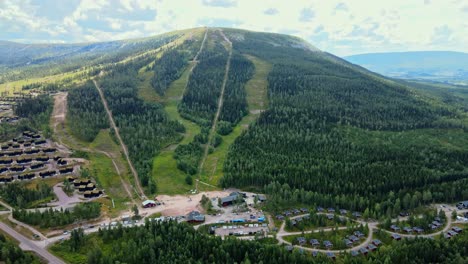 Estación-De-Esquí-Stoten-Durante-El-Verano-Con-Exuberantes-Pinos-Verdes-En-Salen,-Dalarna,-Suecia