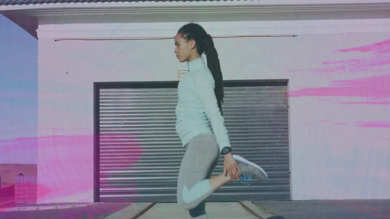 animación de senderos rosados sobre una mujer biracial que se extiende al aire libre