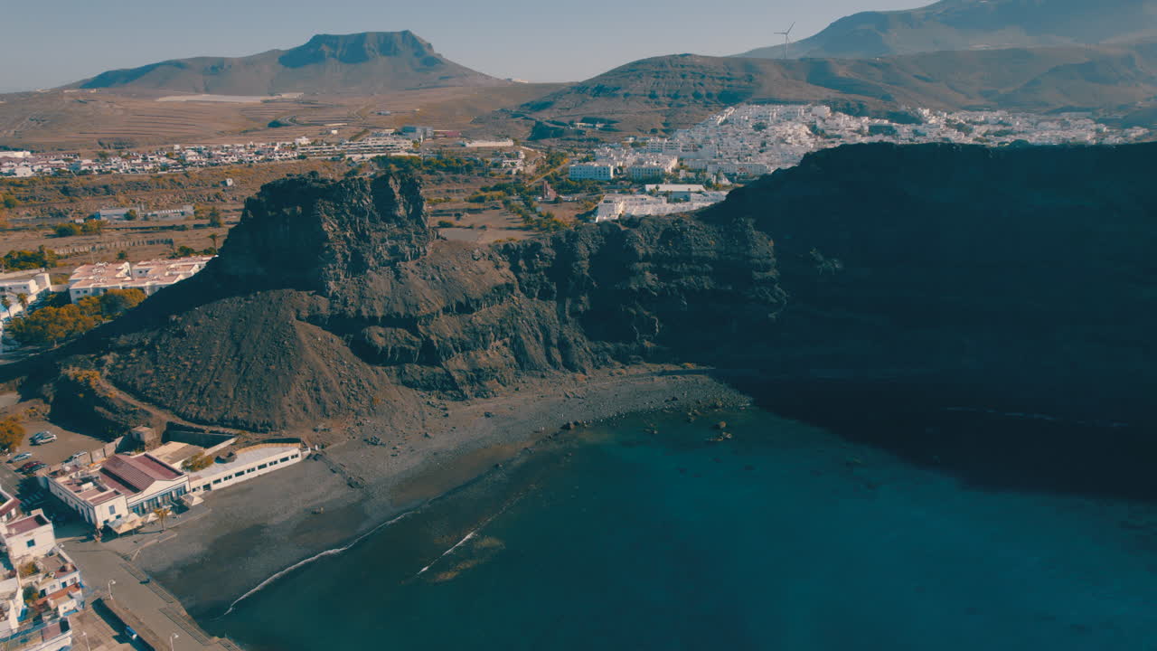 Puerto de las Nieves, Agaete, Gran Canaria: fantastica vista aerea sul porto della città di Agaete e sulla roccia di Las Nieves