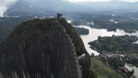 Vista-Aérea-Desde-Un-Dron-De-La-Piedra-Del-Penol-Y-El-Embalse-De-Guatapé-Cerca-De-Medellín,-Antioquia,-Colombia