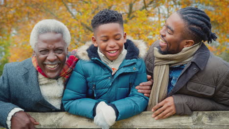 retrato de una familia masculina de varias generaciones de pie junto a la puerta en un paseo por el campo de otoño - disparado en cámara lenta