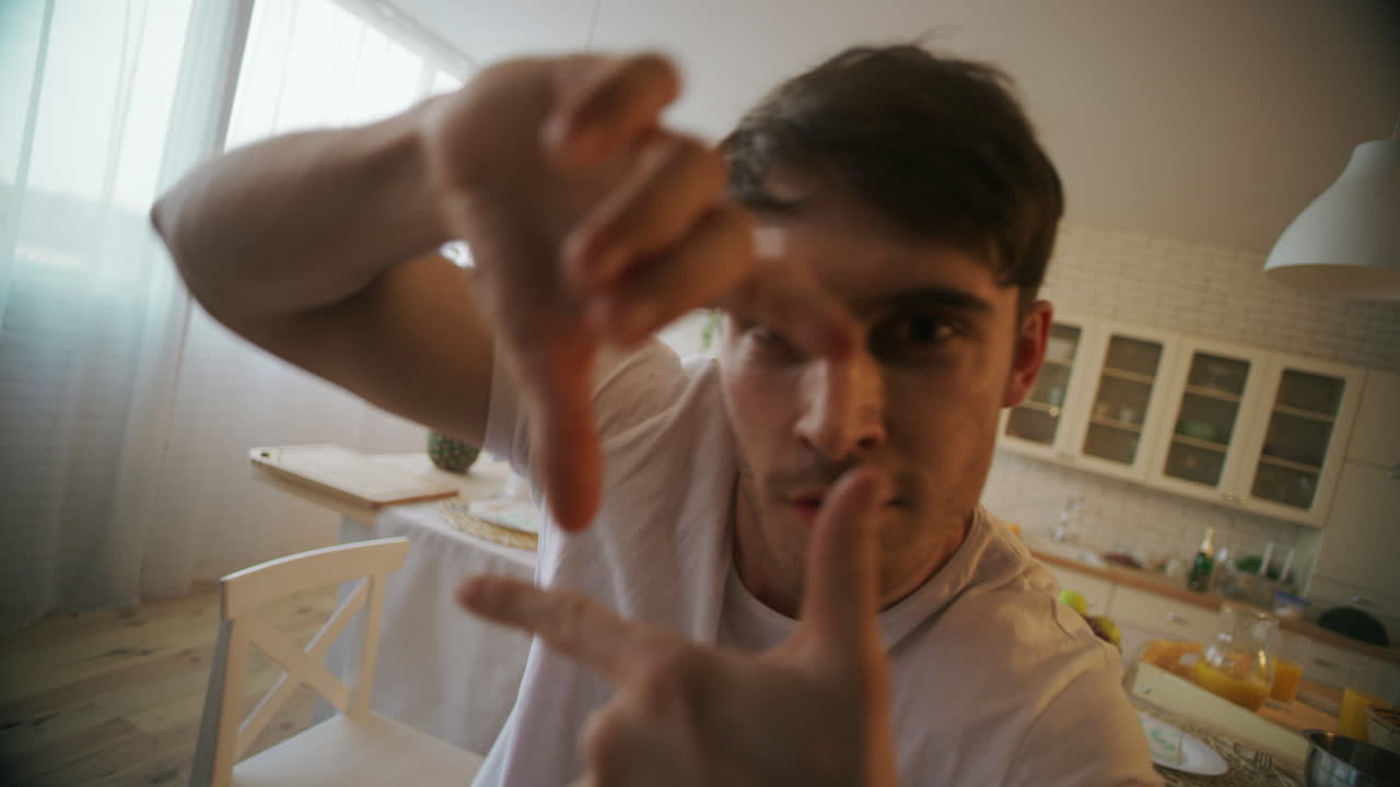 슬로우 모션으로 카메라에 재미있게 춤을 추는 젊은이. 웃는 남자가 재미를 느끼고.