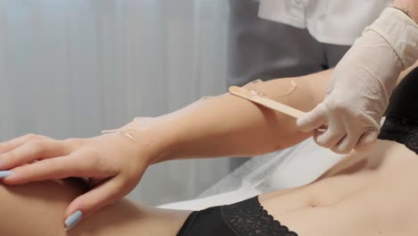 depilación láser - procedimiento de depilación. flash de depilación láser de diodo, esteticista elimina el pelo en hermosas piernas femeninas, depilación para piel lisa, procedimiento láser en un estudio de belleza o clínica, tratamiento de depilación para el cuidado del cuerpo.