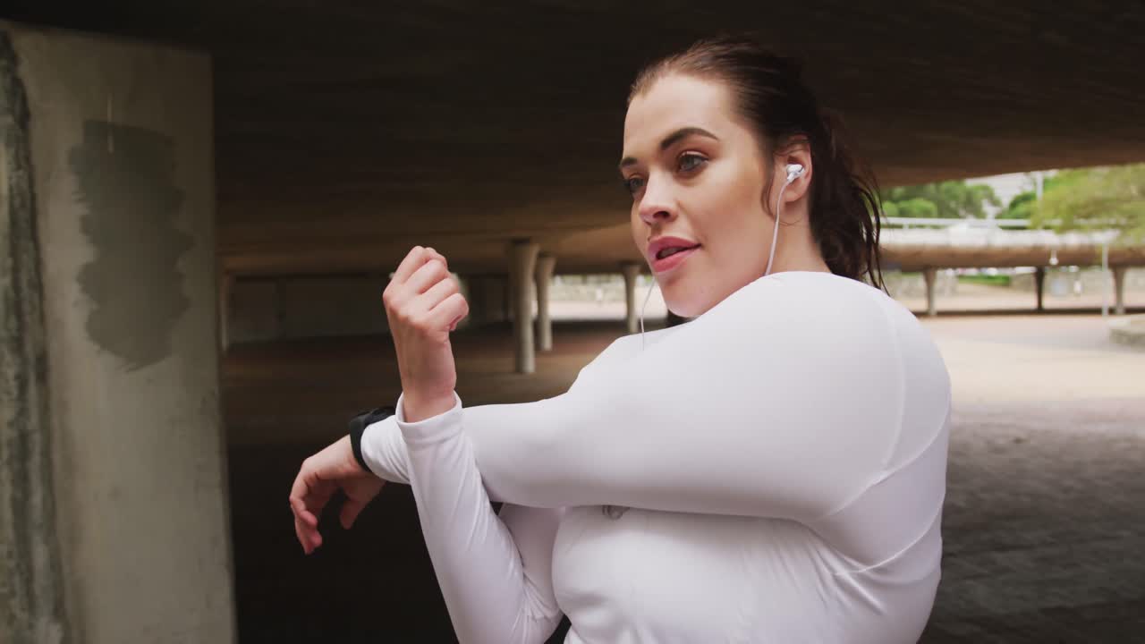 joven mujer caucásica estirándose