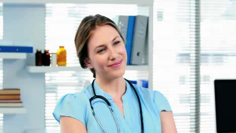 doctora que le da una receta médica a un paciente