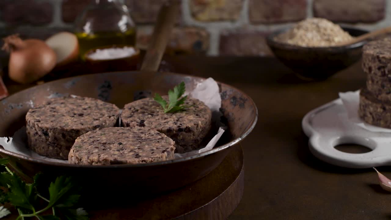 hamburguesa vegetal cruda con frijoles negros